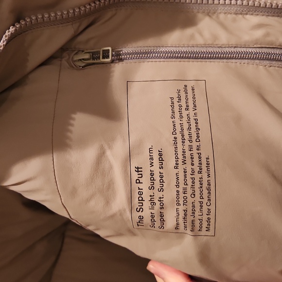 ARITIZIA - TNA - SUPER PUFF JACKET- womans LG. Taupe. New in bag. removable hood - Picture 12 of 16